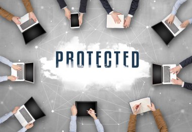 PROTECTED içgüdü, web güvenlik kavramı ile toplantı yapan bir grup insan