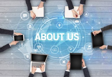 Bir grup insan, ABD anlayışı ve sosyal ağ konseptiyle ilgili bir toplantı yapıyor.