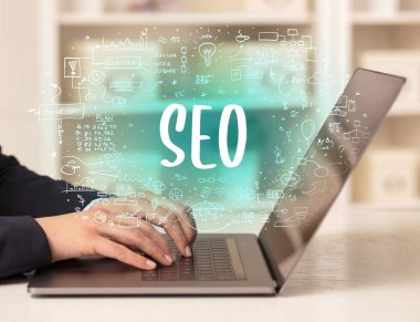 SEO kısaltması, modern teknoloji konsepti ile yeni modern bilgisayarlar üzerinde çalışıyoruz.
