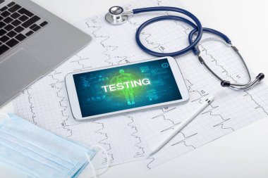 TESTING yazıtları, koronavirüs kavramına sahip tablet pc ve doktor araçları
