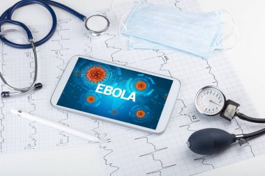 EBOLA yazıtları ve mikrobiyoloji kavramına sahip bir tabletin yakın görüntüsü