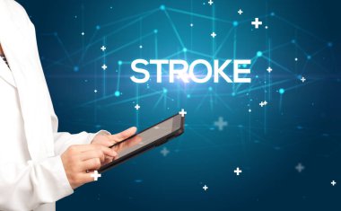 Doktor, tıbbi kayıtları STROKE yazıtları ve tıbbi konseptle dolduruyor.