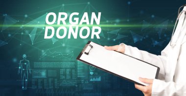 Doktor panoya ORGAN DONOR yazısıyla notlar yazar, tıbbi tanı konsepti