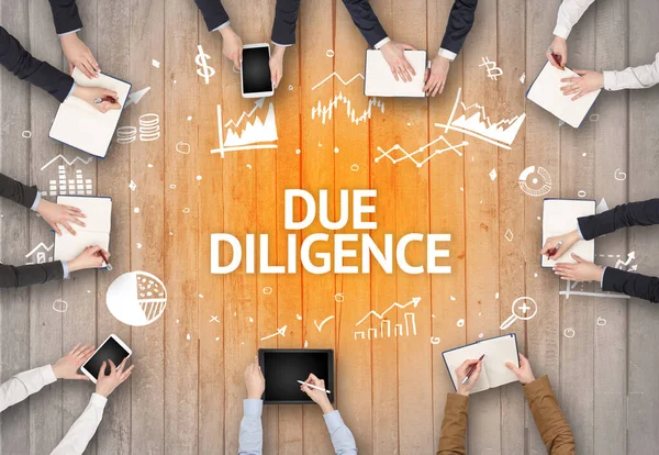 DUE DILIGENCE yazıtları, başarılı iş konsepti ile bir Ofiste Çalışan Meşgul İnsanlar Grubu