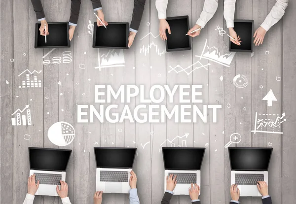 Gruppe Beschäftigter Menschen Die Einem Büro Mit Employee Engagement Beschriftung — Stockfoto