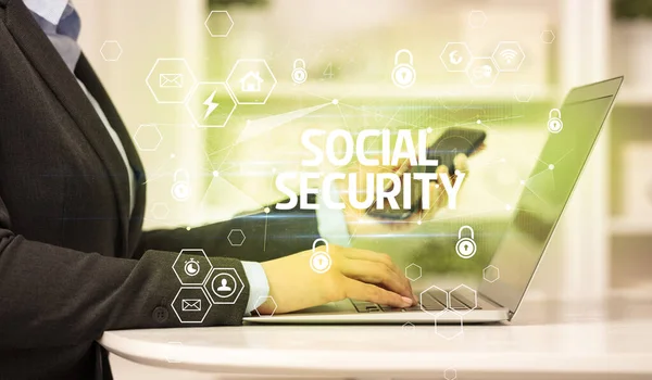 ラップトップ インターネットセキュリティとデータ保護の概念 ブロックチェーンとサイバーセキュリティに関する社会保障の碑文 — ストック写真