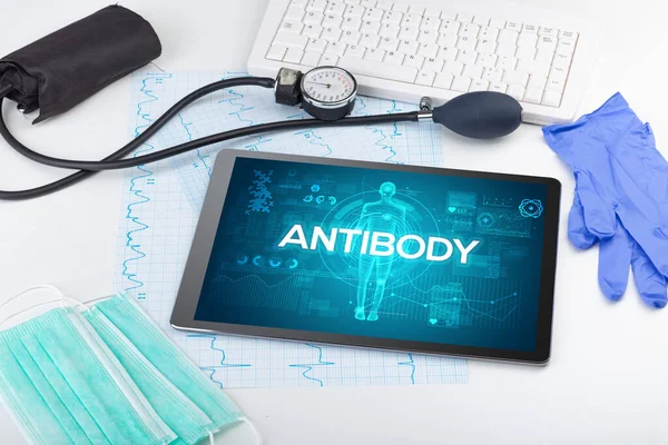Tablet Και Εργαλεία Γιατρός Επιγραφή Antibody Έννοια Coronavirus — Φωτογραφία Αρχείου
