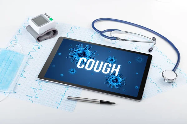 Beyaz Yüzeyde Cough Yazıtları Salgın Konsepti Olan Tablet Doktor Araçları — Stok fotoğraf