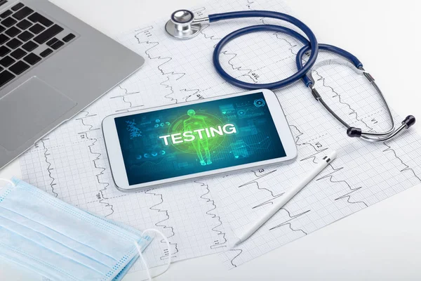 Tablet Ferramentas Médicas Com Inscrição Testing Conceito Coronavírus — Fotografia de Stock