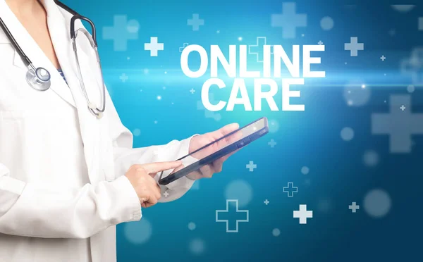 Doctor Escribe Notas Portapapeles Con Inscripción Online Care Concepto Primeros — Foto de Stock
