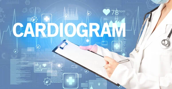 Młody Lekarz Zapisuje Notatki Napisem Cardiogram Koncepcja Opieki Zdrowotnej — Zdjęcie stockowe