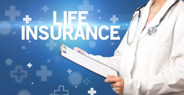 医師は生命保険の碑文でクリップボードにメモを書きます 応急処置の概念 — ストック写真