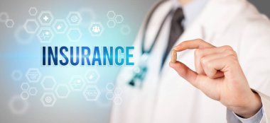 Bir doktorun sana içinde INSURANCE yazıtları ve tıbbi konsept olan bir hap vermesi.