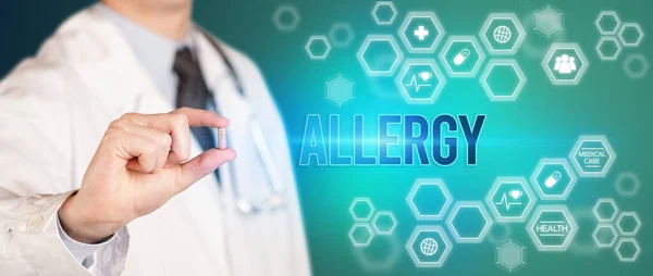 Gros Plan Médecin Vous Donnant Une Pilule Avec Inscription Allergy — Photo
