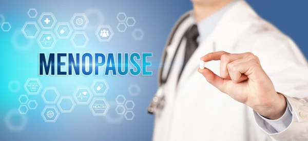 Doktorun Size Menopause Yazıtlı Tıbbi Konseptli Bir Hap Verdiği Yakın — Stok fotoğraf