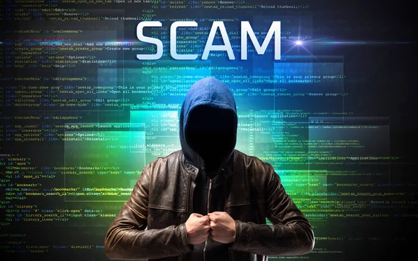 Безликий Хакер Надписью Scam Фоне Двоичного Кода — стоковое фото
