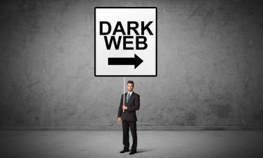 Üzerinde DARK web yazıları olan bir trafik tabelası tutan iş adamı, yeni fikir kavramı