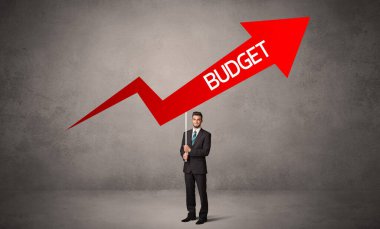 Bütçe yazıtları ve iş yönetimi konseptiyle günlük bekleme yolu tabelasında genç iş adamı