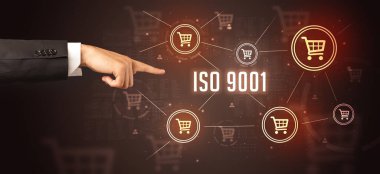 ISO 9001 yazıtına yakın çekim el işareti, çevrimiçi alışveriş kavramı