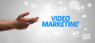 VIDEO MARKETING yazıtlarını, sosyal ağ kavramlarını gösteren kırpılmış ellerin yakın çekimi