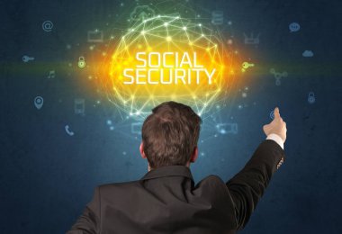 SOSYAL SECURITY yazıtları, çevrimiçi güvenlik kavramına sahip bir işadamının arka görüntüsü