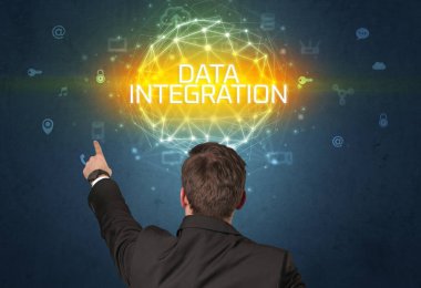 DATA INTEGRATION yazıtları, çevrimiçi güvenlik kavramına sahip bir işadamının arka görünümü