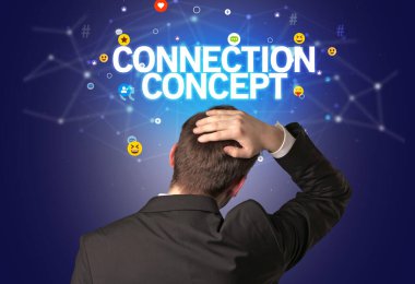 CONNECTION CONCEPT yazıt, sosyal ağ kavramına sahip bir işadamının arka görünümü