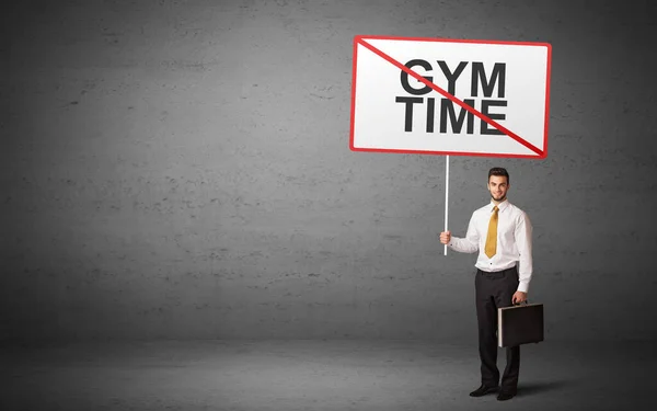 Zakelijke Persoon Met Een Verkeersbord Met Gym Time Inscriptie Nieuw — Stockfoto