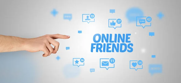 Zbliżenie Przyciętej Dłoni Wskazującej Napis Online Friends Koncepcja Sieci Społecznościowych — Zdjęcie stockowe
