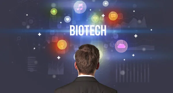 Biotech Yazıtlarına Sahip Bir Işadamının Arka Görünüşü Modern Teknoloji Kavramı — Stok fotoğraf