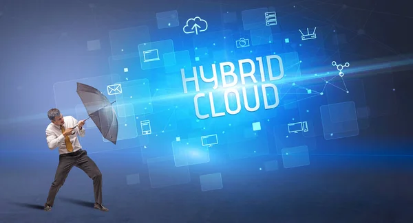 Empresario Defendiendo Con Paraguas Ataque Cibernético Inscripción Hybrid Cloud Concepto — Foto de Stock