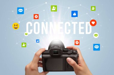 Kamera kullanarak sosyal medya içeriğini görüntülemek için CONNECTED yazıtları, sosyal medya içeriği kavramı