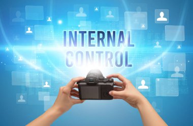 InterTERNAL CONTROL yazıtlı el kamerasının yakın çekimi, video izleme konsepti