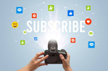 SuBSCRIBE yazıtları, sosyal medya içeriği kavramı ile sosyal medya içeriğini yakalamak için kamera kullanmak