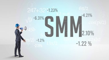 SMM kısaltması ile sabit şapkalı teknoloji mühendisi.