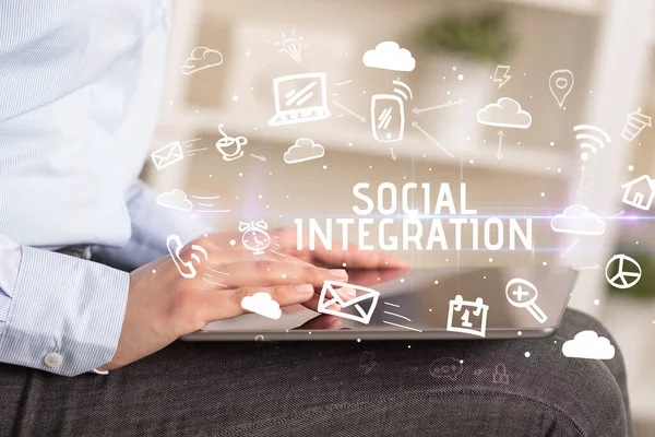 Крупный План Человека Использующего Социальные Сети Надписью Social Integration — стоковое фото