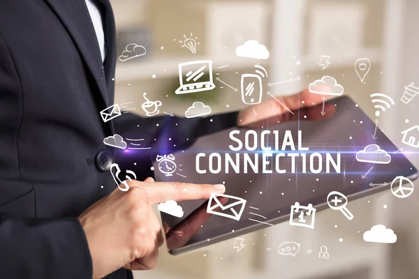 Close Uma Pessoa Usando Redes Sociais Com Inscrição Connecção Social — Fotografia de Stock