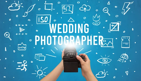 Ruční Fotografování Digitálním Fotoaparátem Nápisem Wedding Fotografer Koncepce Nastavení Fotoaparátu — Stock fotografie