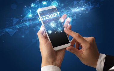 İnternet yazıtlı akıllı telefon tutan kadın el, modern teknoloji konsepti