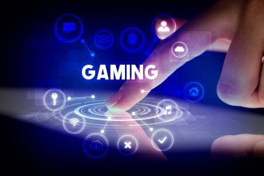 Web teknolojisi simgeleri ve oyun yazıtları ile tablete dokunmak, web teknolojisi kavramı