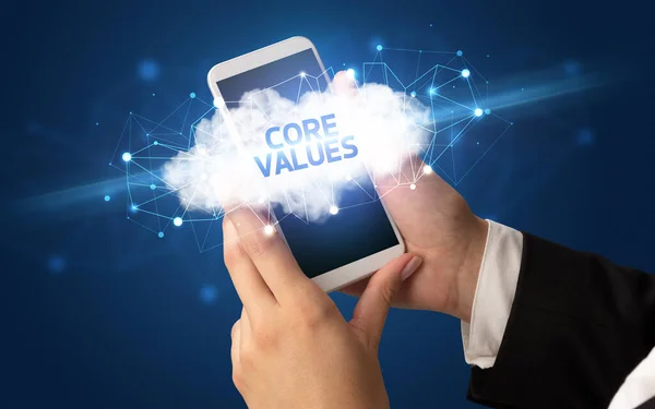 Smartphone Tactile Féminin Avec Inscription Core Values Concept Entreprise Cloud — Photo