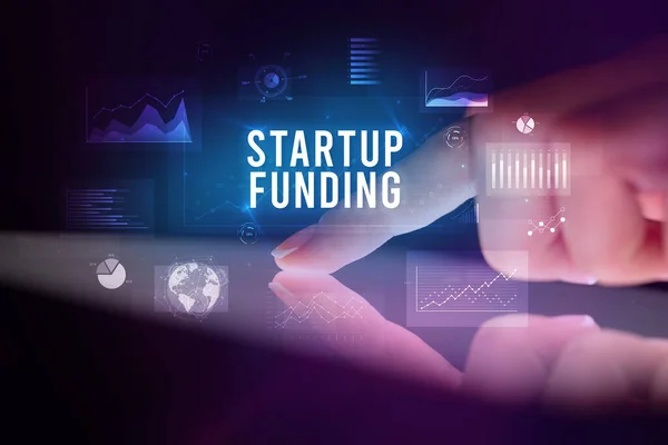 Ujj Megható Tabletta Grafikonokkal Startup Funding Felirattal Üzleti Koncepció — Stock Fotó