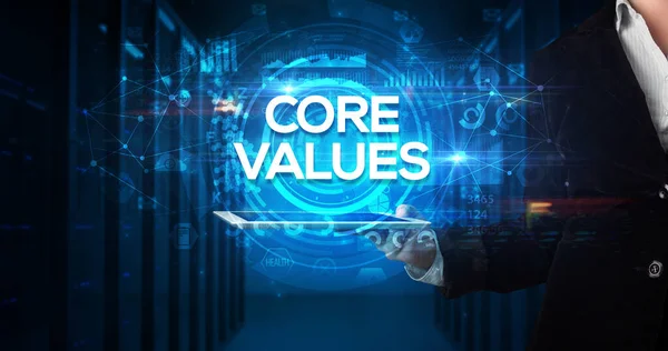 Junger Geschäftsmann Arbeitet Tablet Und Zeigt Die Aufschrift Core Values — Stockfoto