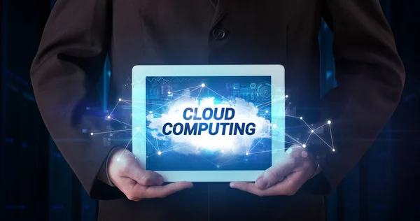 Młoda Osoba Biznesowa Pracująca Tablecie Pokazująca Napis Cloud Computing — Zdjęcie stockowe