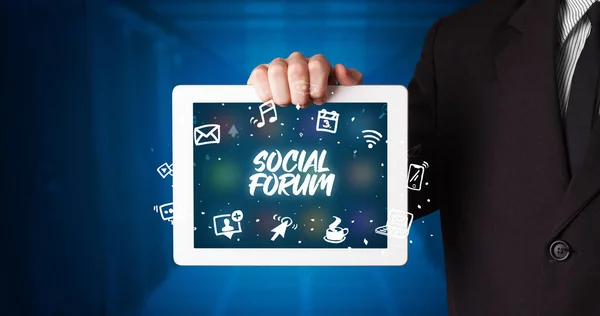 Junger Geschäftsmann Arbeitet Tablet Und Zeigt Die Aufschrift Social Forum — Stockfoto