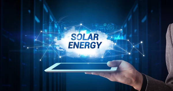 Táblagépen Dolgozó Fiatal Üzletember Felirata Solar Energy — Stock Fotó