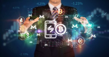 Bitcoin uygulama sembolü ve yatırım konseptini elinde tutan iş adamı