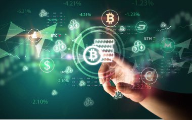 İş adamı, multimedya dokunmatik ekran fütüristik kavramda bitcoin kaydetme simgesini elle bastırıyor