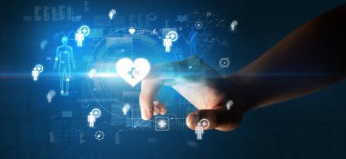 Doktor el, ekranda sağlık sembolü olan fütüristik sağlık aygıtı, fütüristik konsept