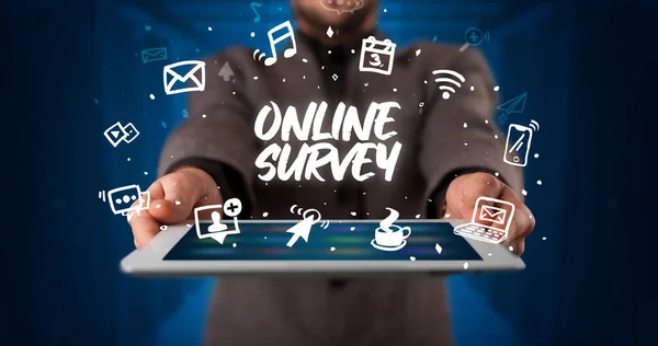 Jovem Empresário Trabalhando Tablet Mostra Inscrição Online Survey — Fotografia de Stock